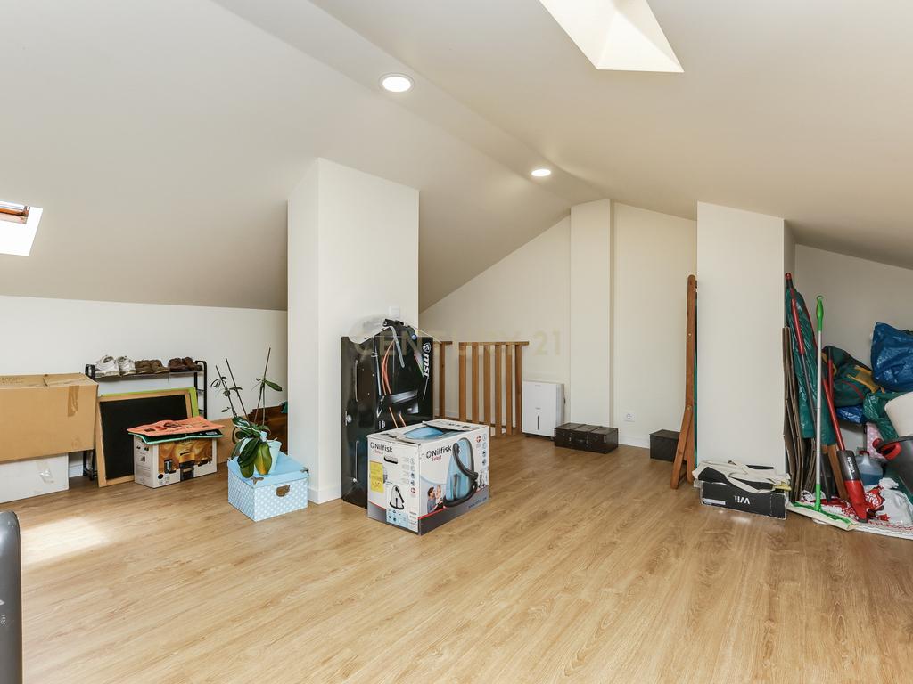 Apartamento T3 em Cascais com Luz Natural e Boa Localização - Image 20