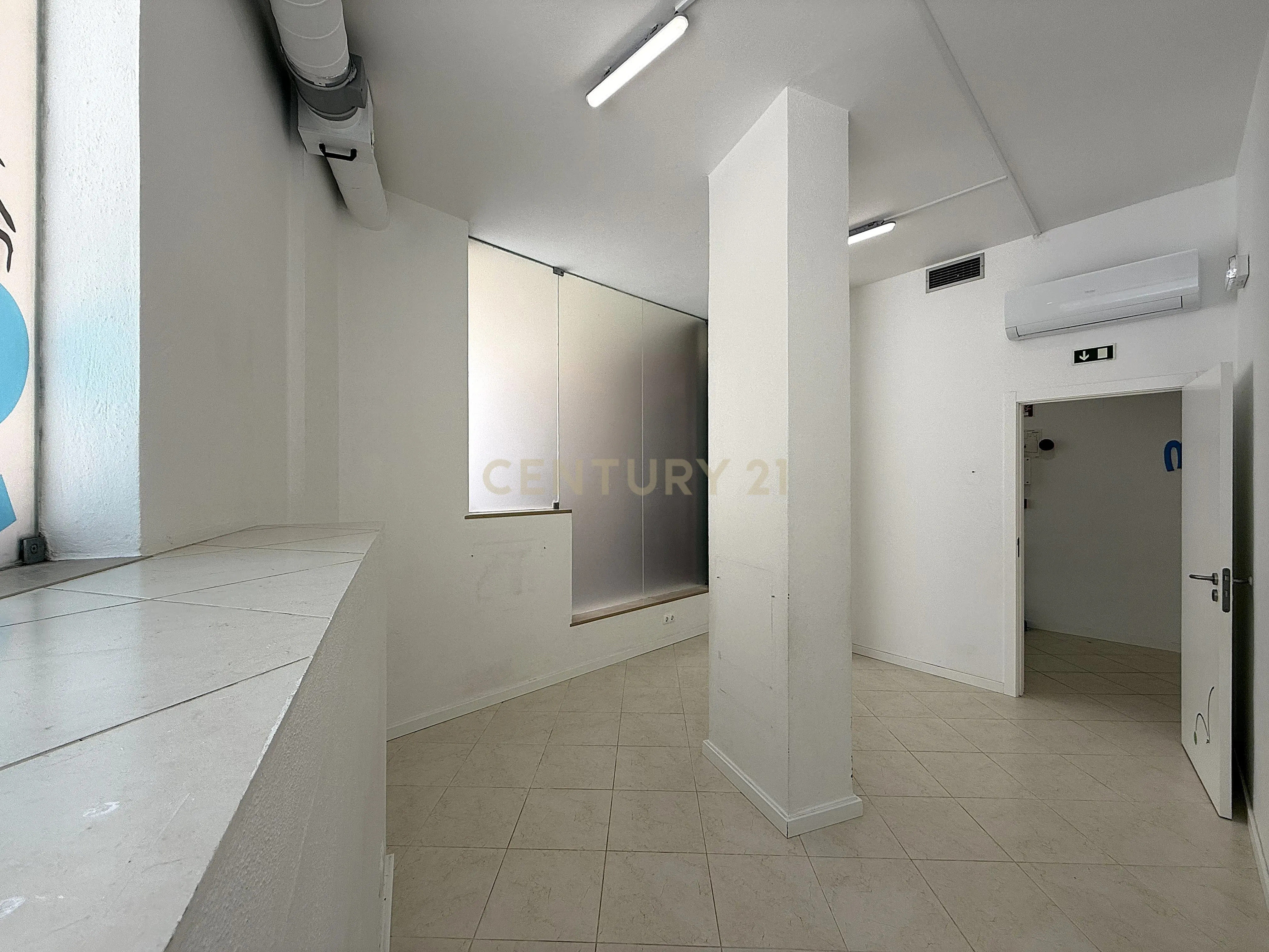 Fotografia 11 de Espaço comercial com montras panorâmicas - Penha, Faro