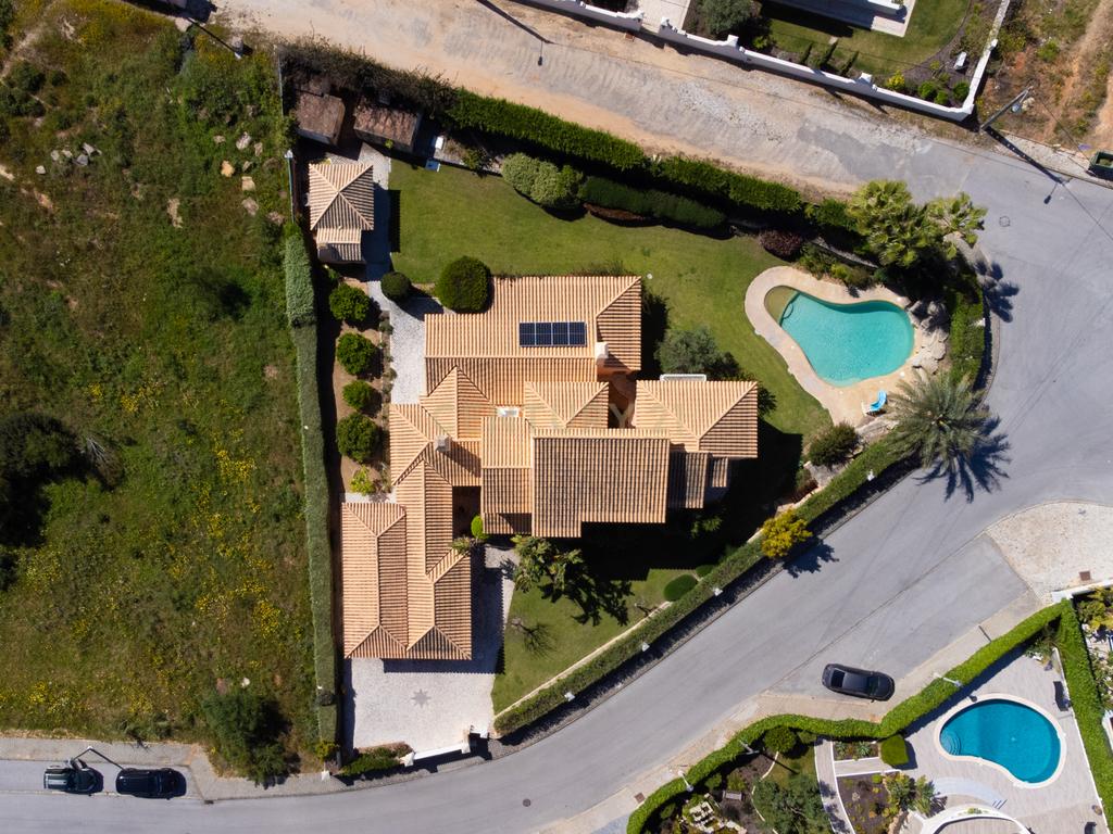 Moradia T5 com Piscina e Jardim em Lagoa, Faro - Image 3