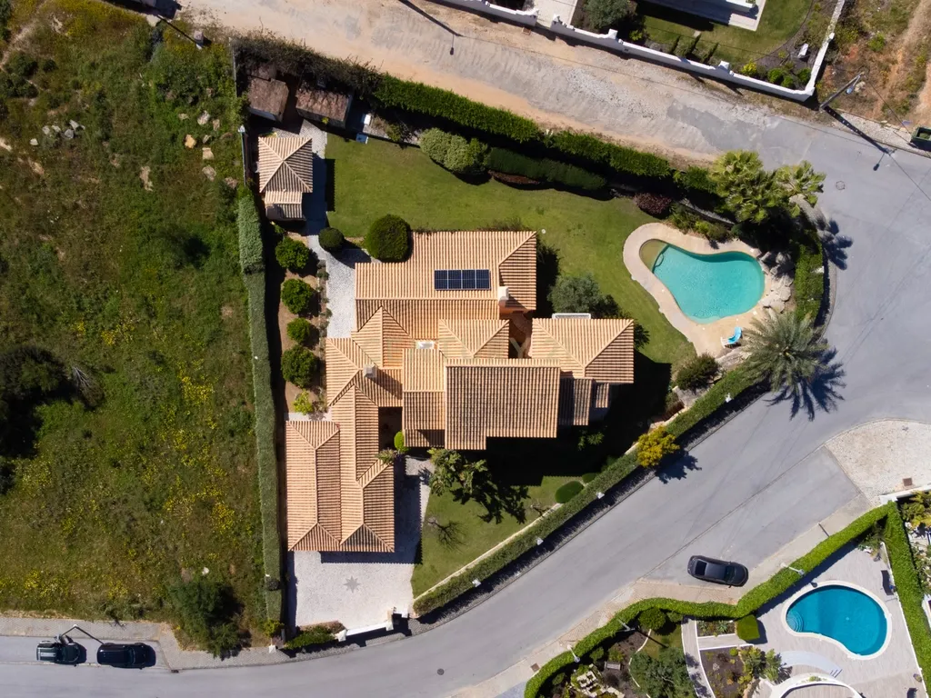 Moradia T5 com Piscina e Jardim em Lagoa, Faro - Image 3