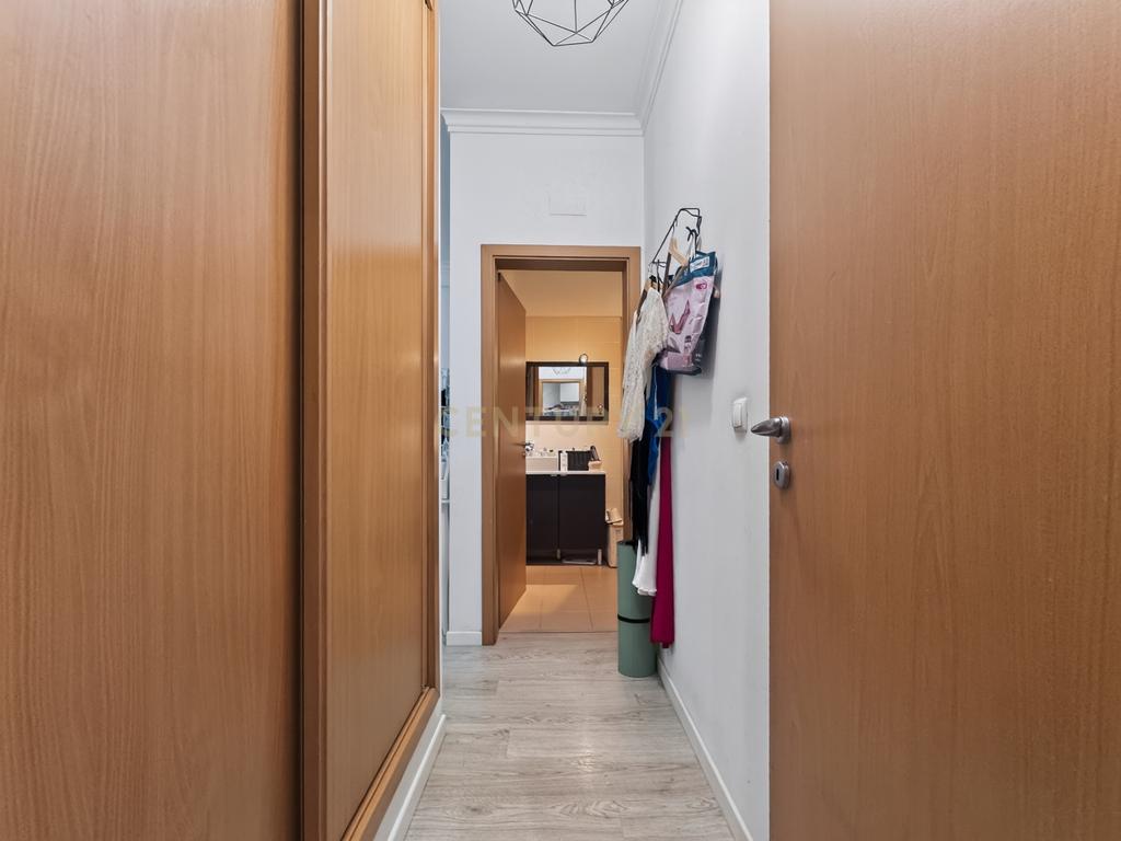 Apartamento T2 com Terraço de 37 m² na Urbanização do Bom Retiro - Image 12