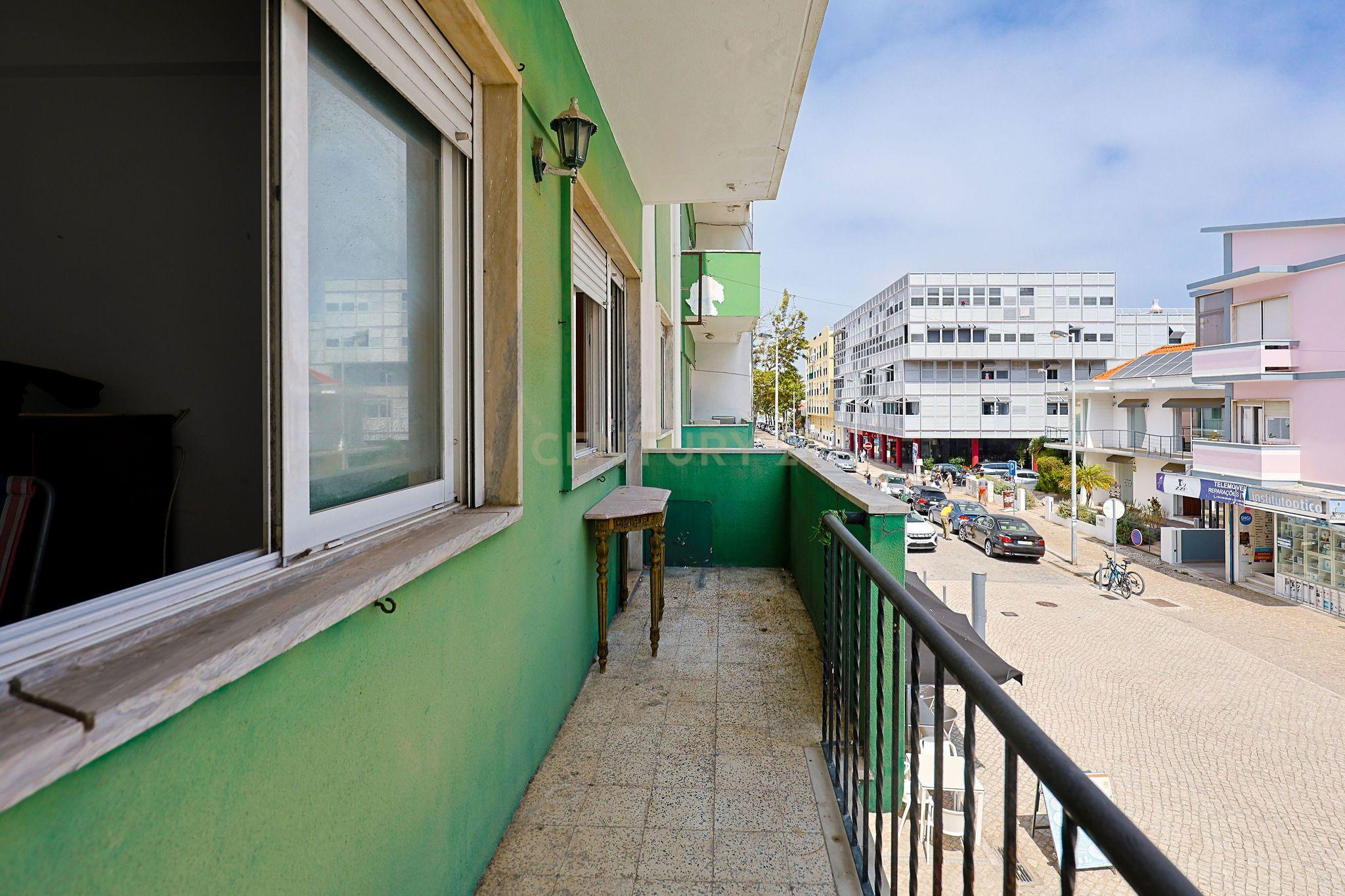 Fotografia 10 de Apartamento T2, com Varanda e Terraço, Centro da Costa de Caparica.