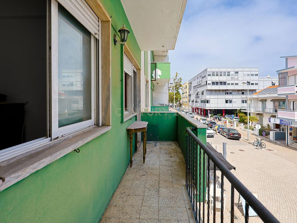 Apartamento T2, com Varanda e Terraço, Centro da Costa de Caparica. - Image 10