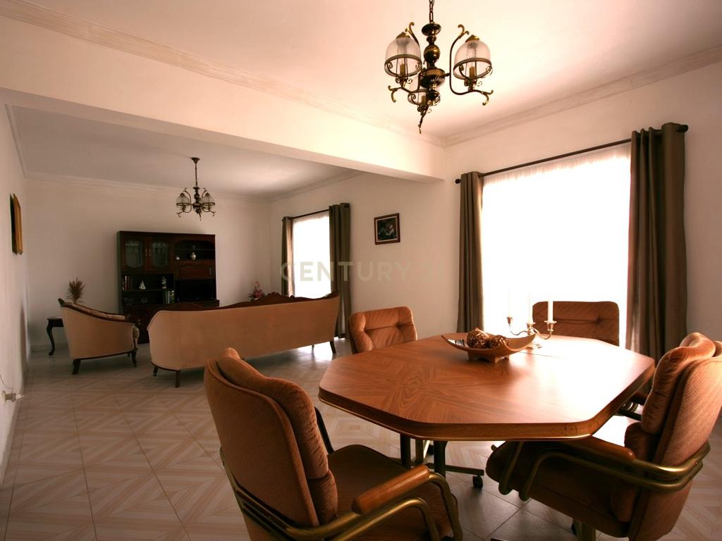 Propriedade de estilo tradicional T3+1, anexo e lote de 8080 m2 em Portela, São Bartolomeu de Messines - Image 9
