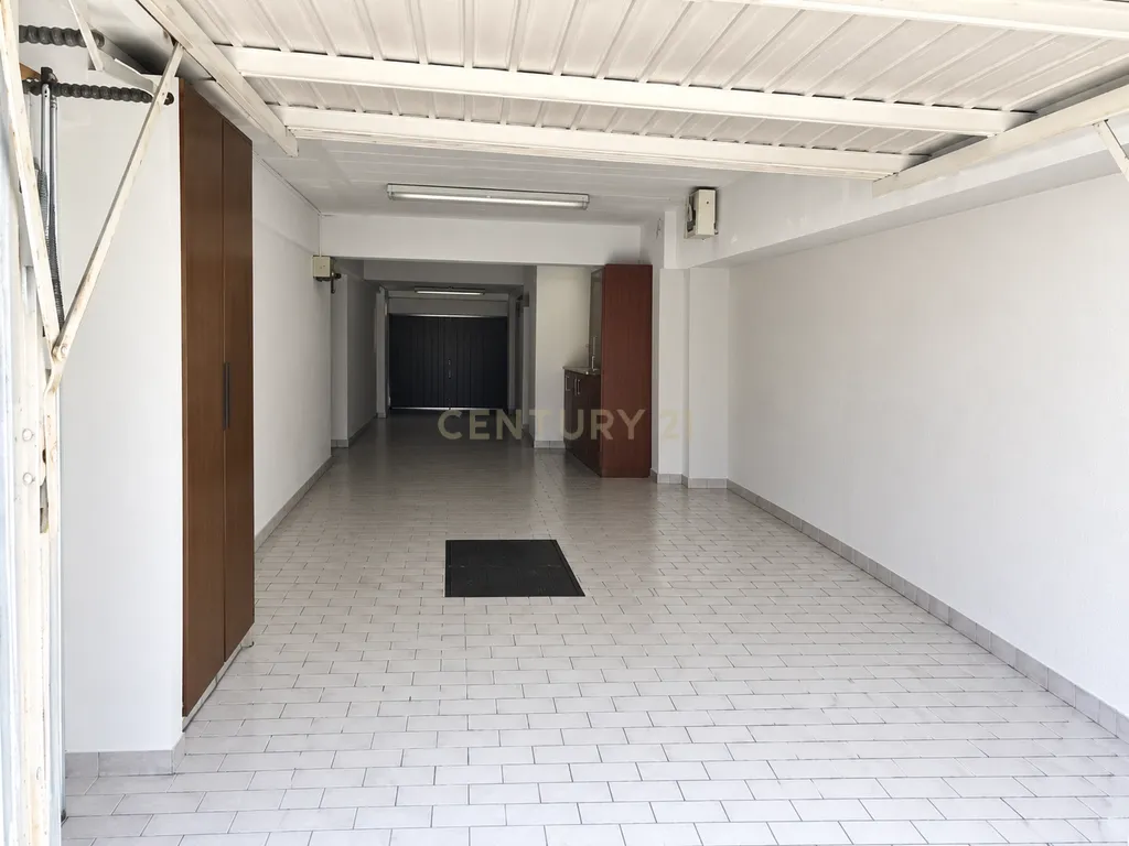 Garagem/Armazém para Venda 90m² com WC e Extração de Fumos - Image 1