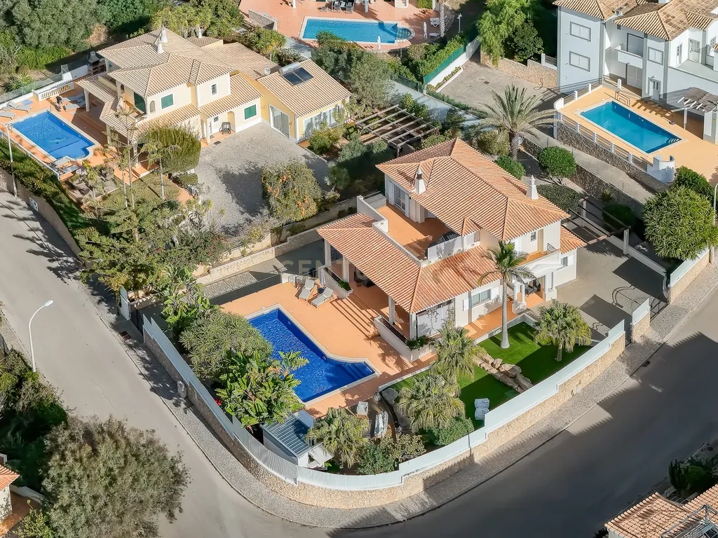 Moradia T4 em Ferragudo, próxima a praias, com Piscina aquecida, Bar e Lounge Exterior - Image 6