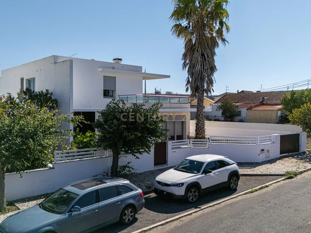 Moradia Isolada de Arquitetura Moderna com Piscina, Jardim e Garagem (Morelena /Pêro Pinheiro) - Image 53