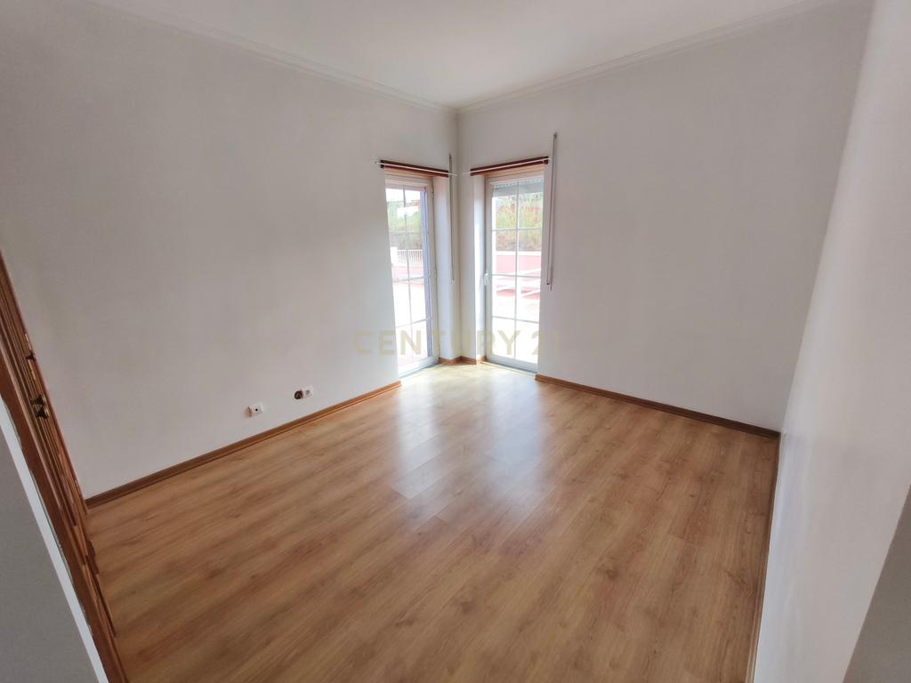 Apartamento T3 para arrendar com terraço de 200m² e garagem para dois carros — Lourinhã - Image 14