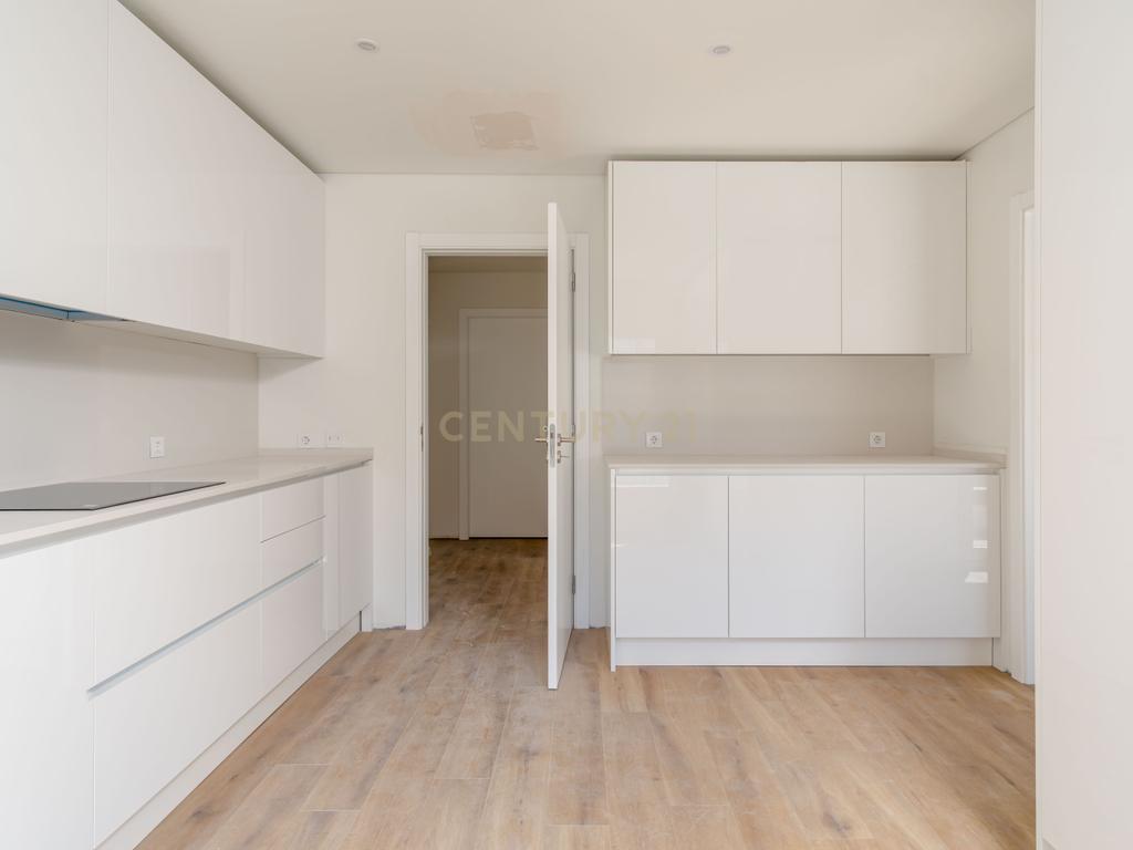 Exclusiva Penthouse T4 inserida num Empreendimento em Almada - Image 9