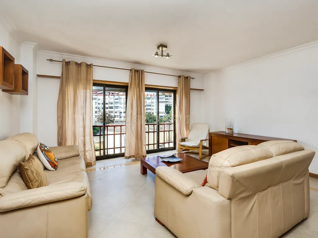 Apartamento T3 em Odivelas com garagem - Conforto e Localização Central - Image 9