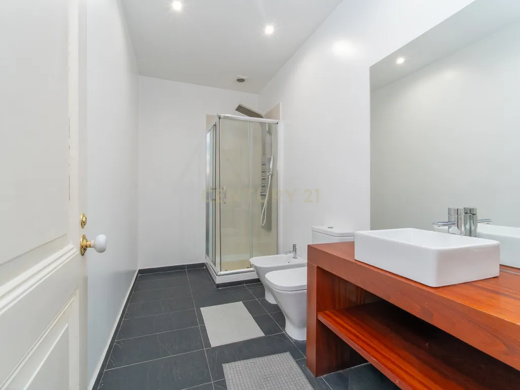 Penthouse Duplex T8 em Campo de Ourique - Lisboa - Image 20