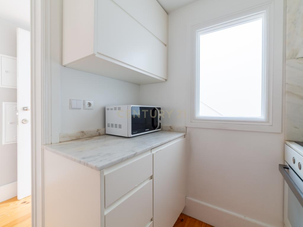 Apartamento com Terraço e Vista Única sobre o Porto – Rua de Santa Teresa - Image 12