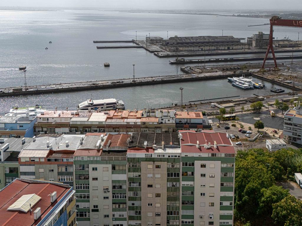 T3 Totalmente Remodelado com Vista Rio | Cacilhas, Almada - Image 32