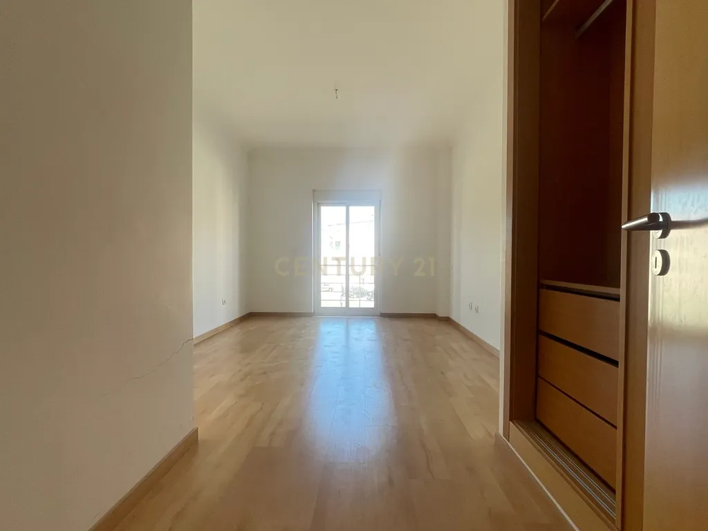 Apartamento T3, com Varandas e 3 Lugares de estacionamento, no Pinhal Novo - Image 11