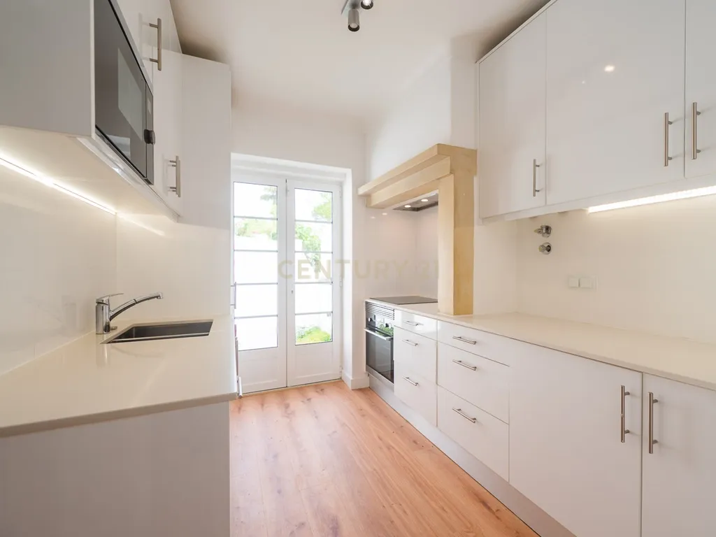 Moradia T3 + 1 Renovada com Jardim e Piscina em Penha de França, Lisboa - Image 28