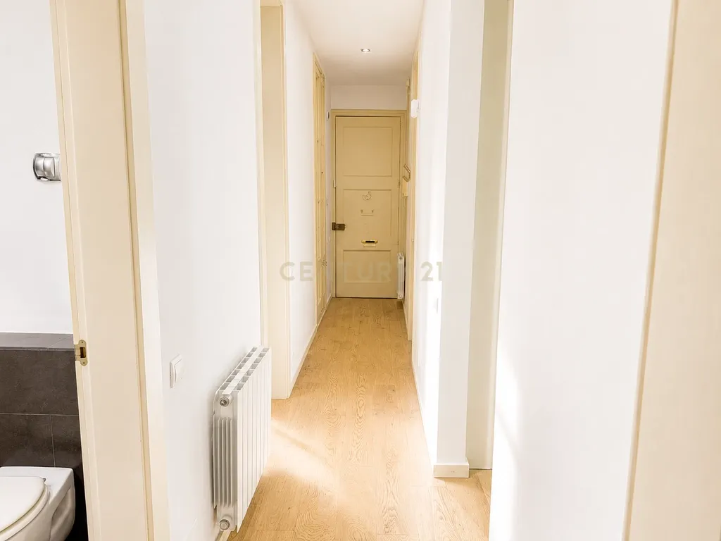 Apartamento renovado de 2 quartos junto ao Porto de Barcelona - Image 16