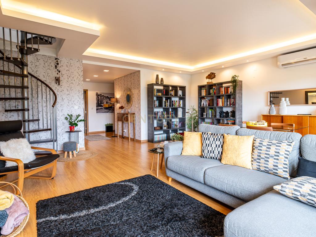 Apartamento T3+1 com Sótão de 100m² na Abrunheira – Oportunidade Única!   - Image 1