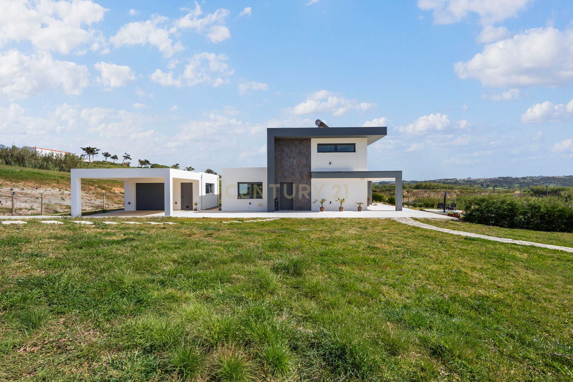 Fotografia 4 de Entre o Campo e o Mar: Moradia T3 Contemporânea com Piscina e 11.000 m² | Ribamar – Lourinhã