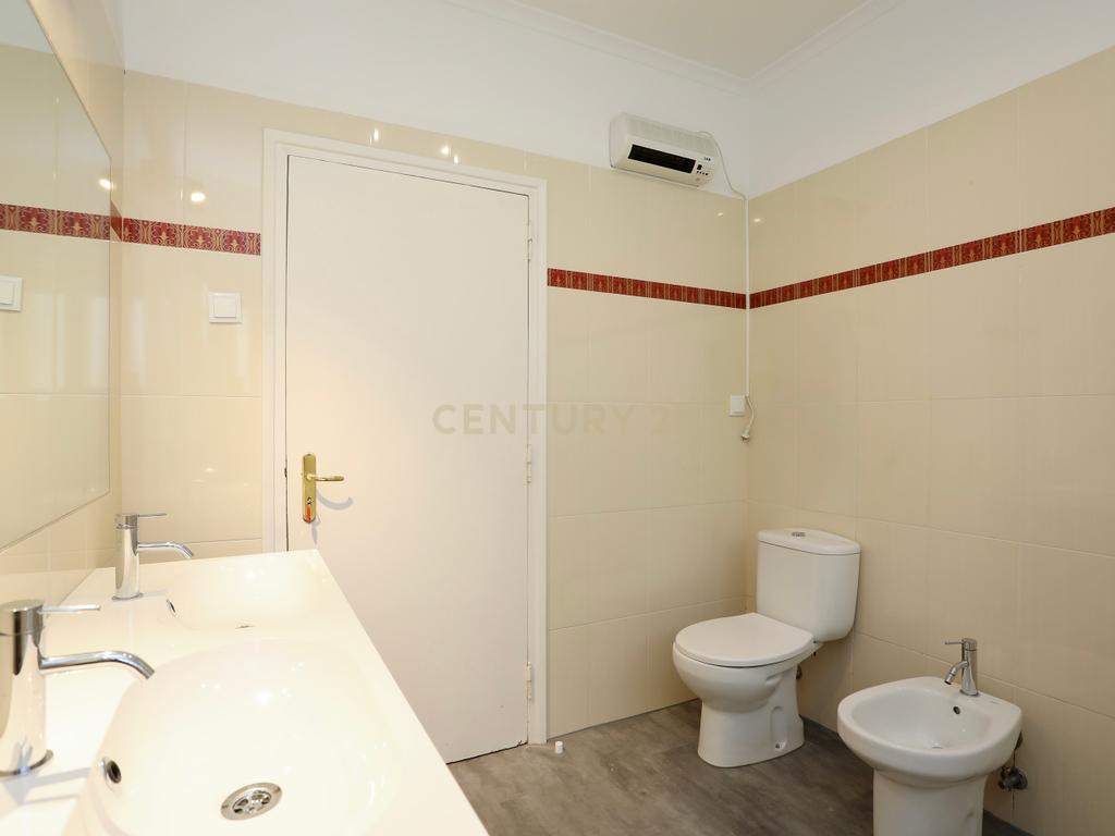 Deslumbrante Moradia T4+1 com Vista Mar e Piscina, Monte Estoril - Image 44