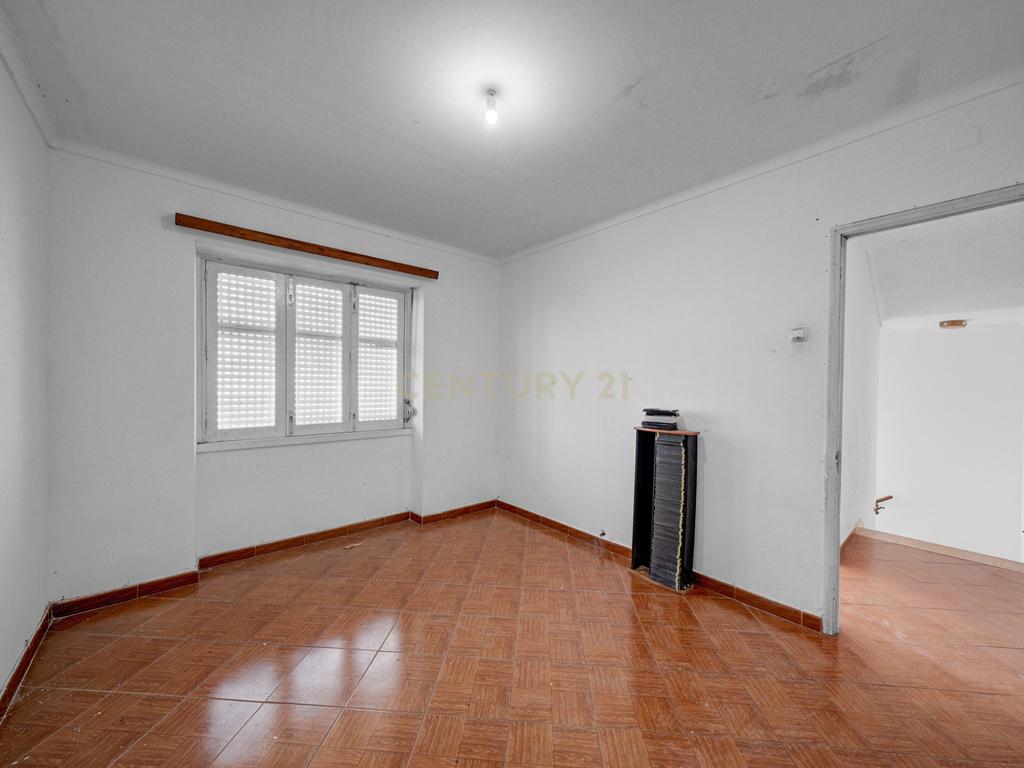 Apartamento T2 para recuperação em zona histórica de Angra do Heroísmo - Oportunidade Única! - Image 5
