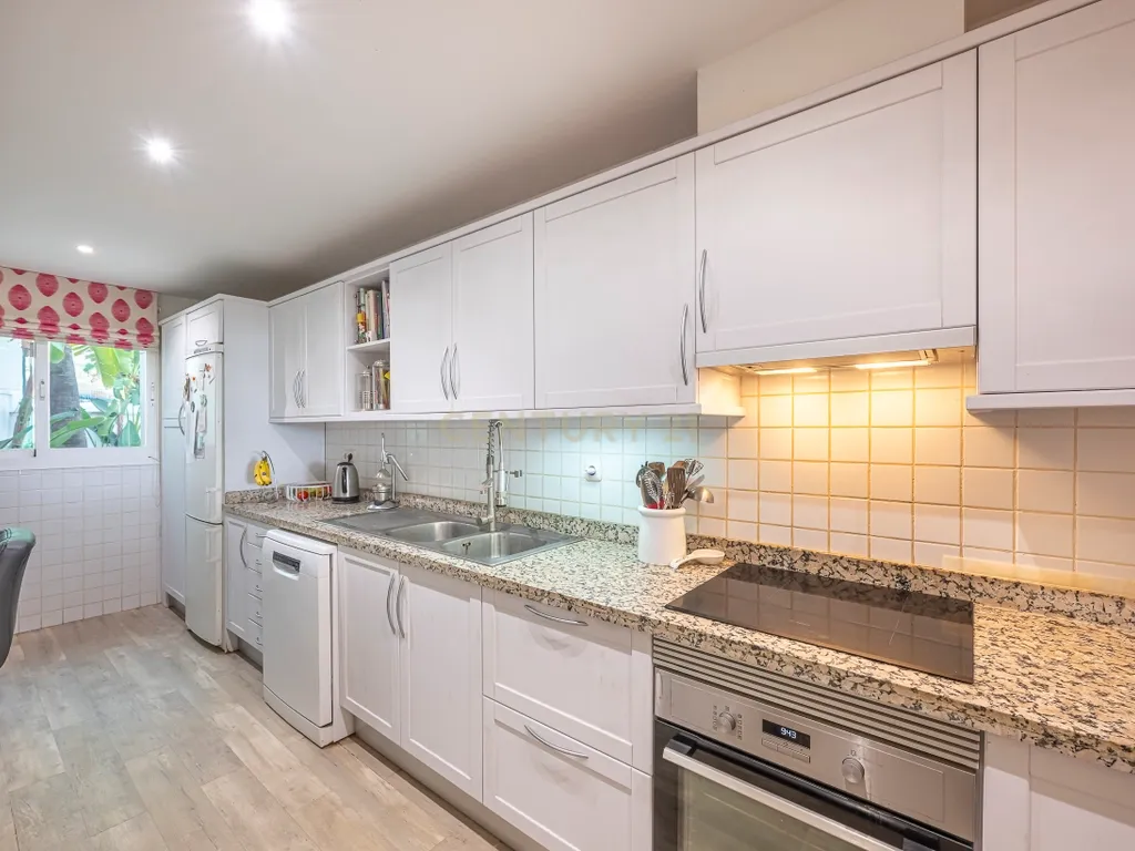 Encantador apartamento de 3 quartos no piso térreo elevado com vista para o mar e para o jardim – Nueva Andalucía. - Image 12