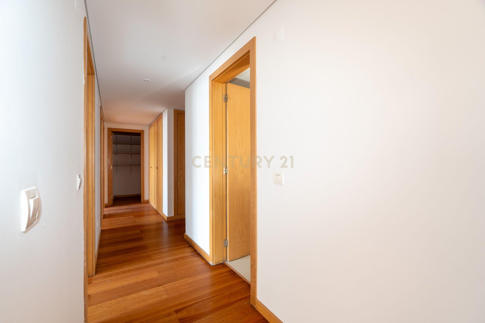 Excelente Apartamento T2 em Braço de Prata - Image 12