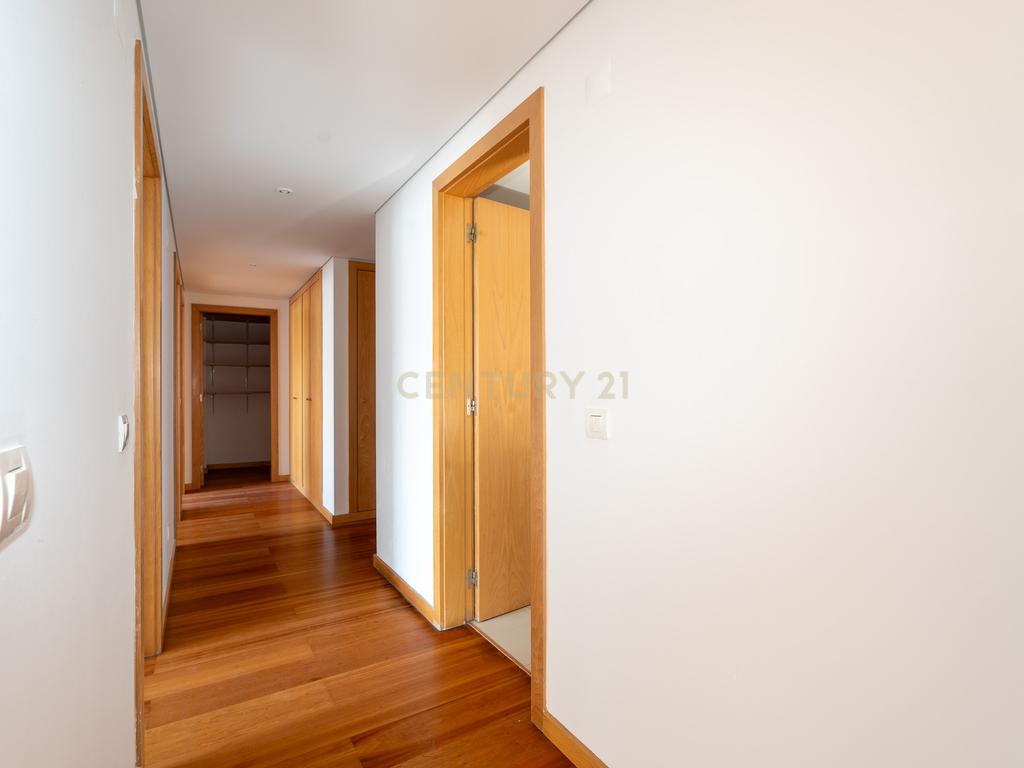 Excelente Apartamento T2 em Braço de Prata - Image 12