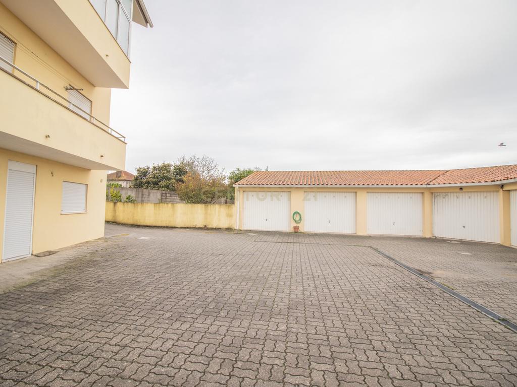 Apartamento T2 + T1 renovado perto das escolas na Tocha. - Image 44