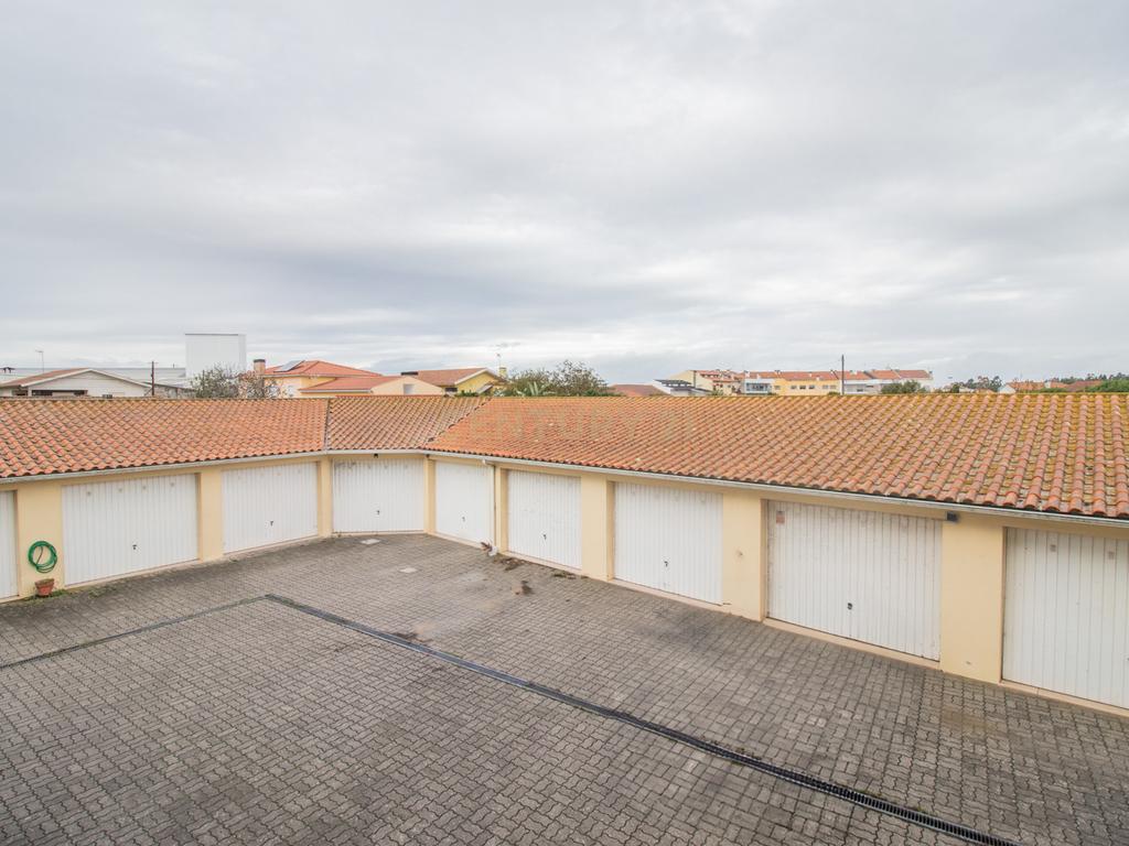 Apartamento T2 + T1 renovado perto das escolas na Tocha. - Image 45