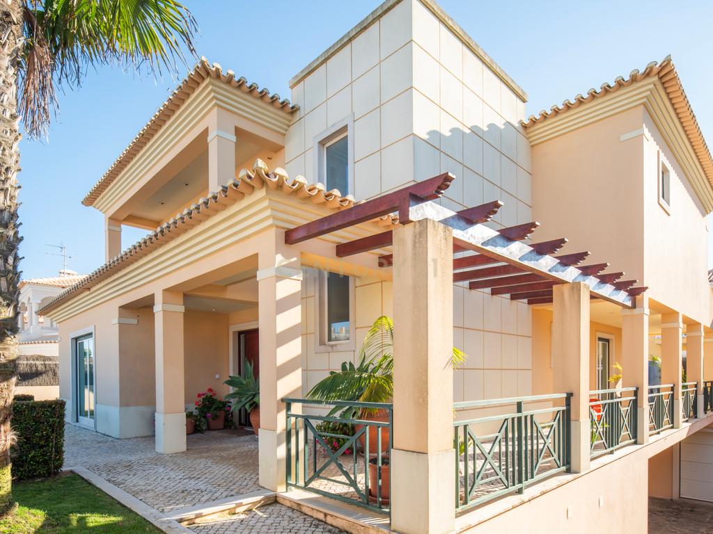 Moradia T4+1 com Piscina Privativa, Churrasqueira e Garagem - Image 1