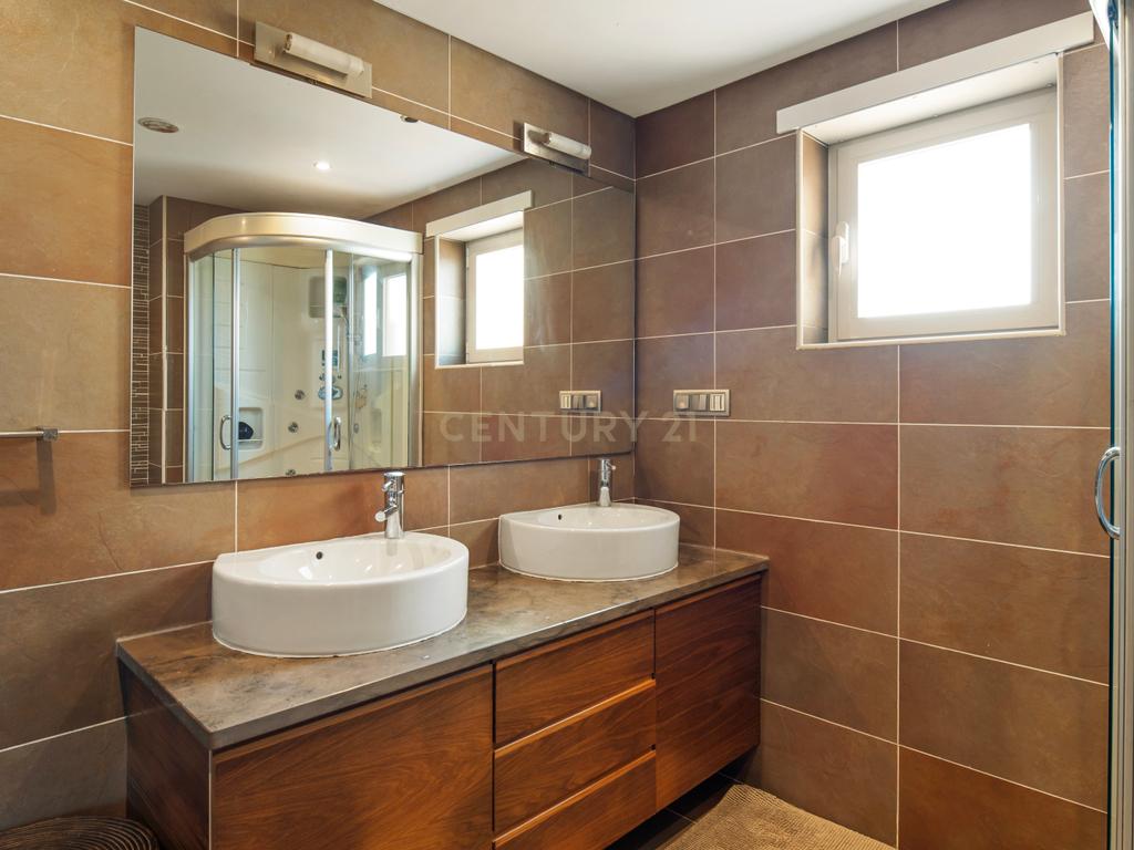 Moradia T4+1 com Piscina Privativa, Churrasqueira e Garagem - Image 34