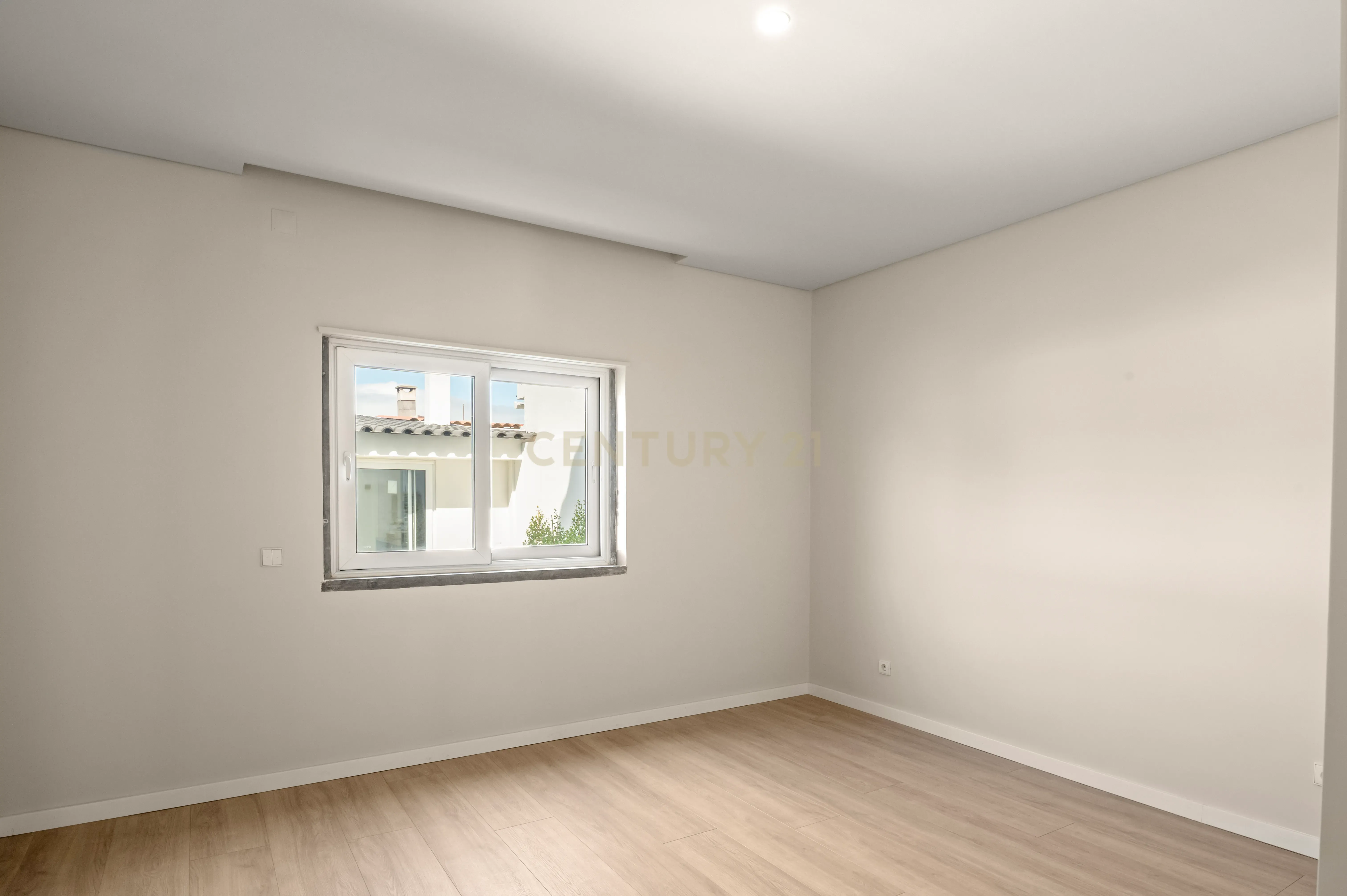Moradia T4+2 com Piscina, Garagem e Jardim Totalmente Remodelada - Image 17