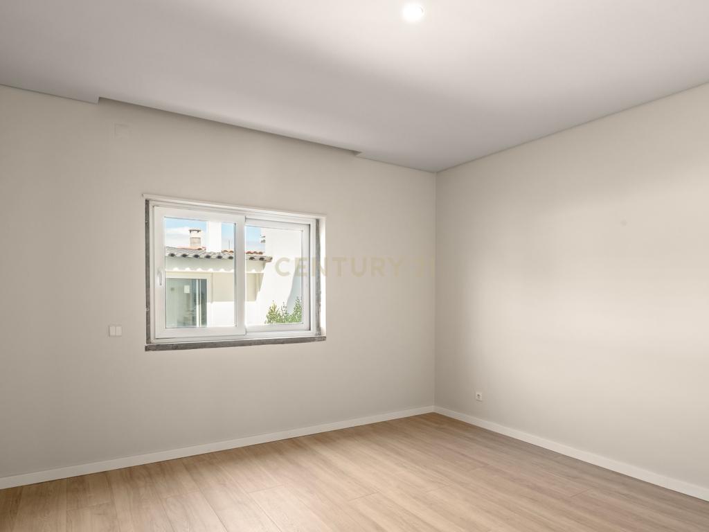 Moradia T4+2 com Piscina, Garagem e Jardim Totalmente Remodelada - Image 17