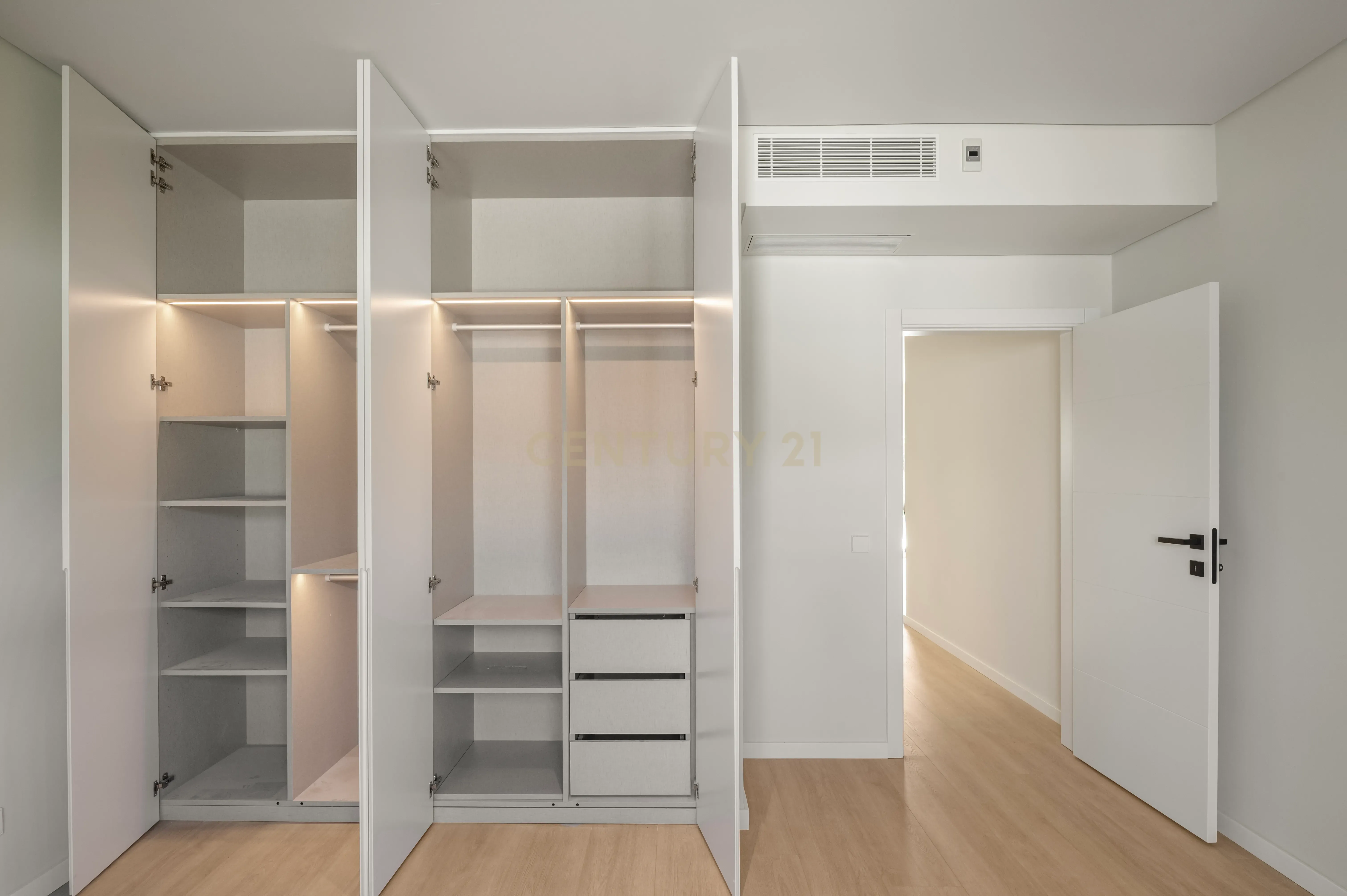 Moradia T4+2 com Piscina, Garagem e Jardim Totalmente Remodelada - Image 19