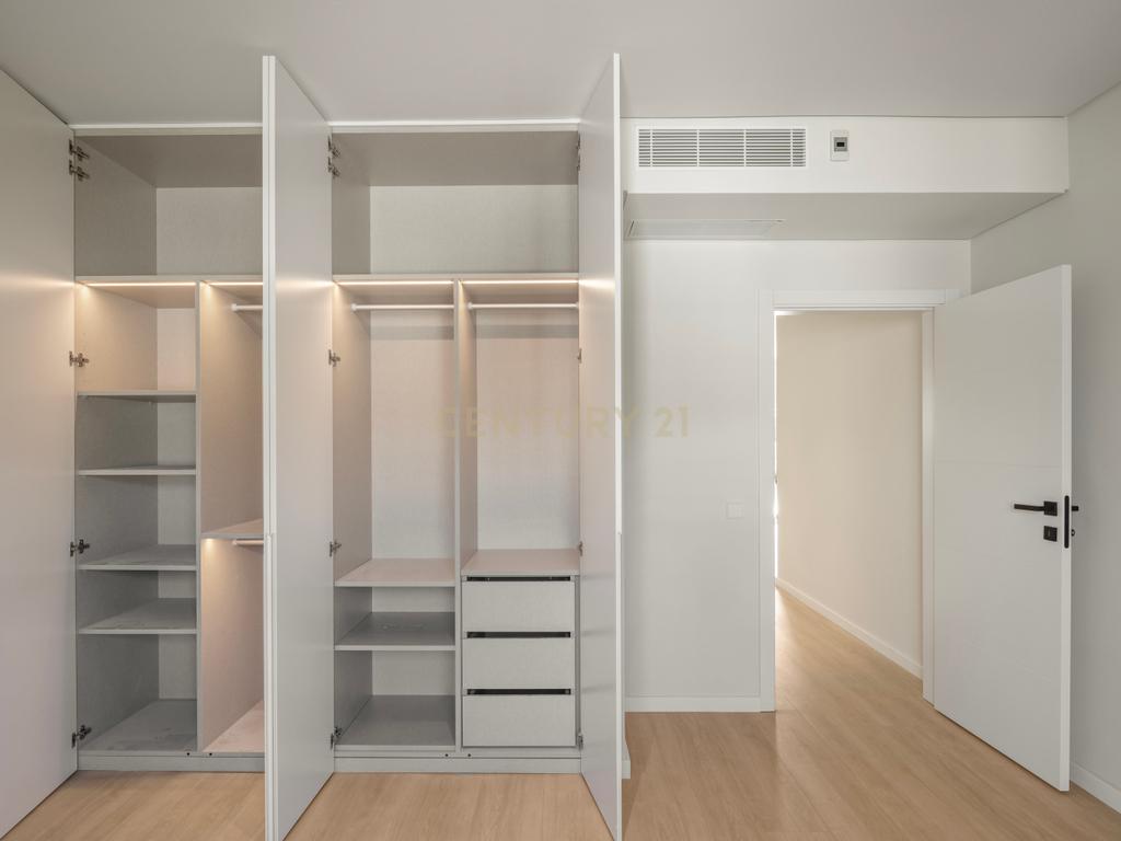 Moradia T4+2 com Piscina, Garagem e Jardim Totalmente Remodelada - Image 19