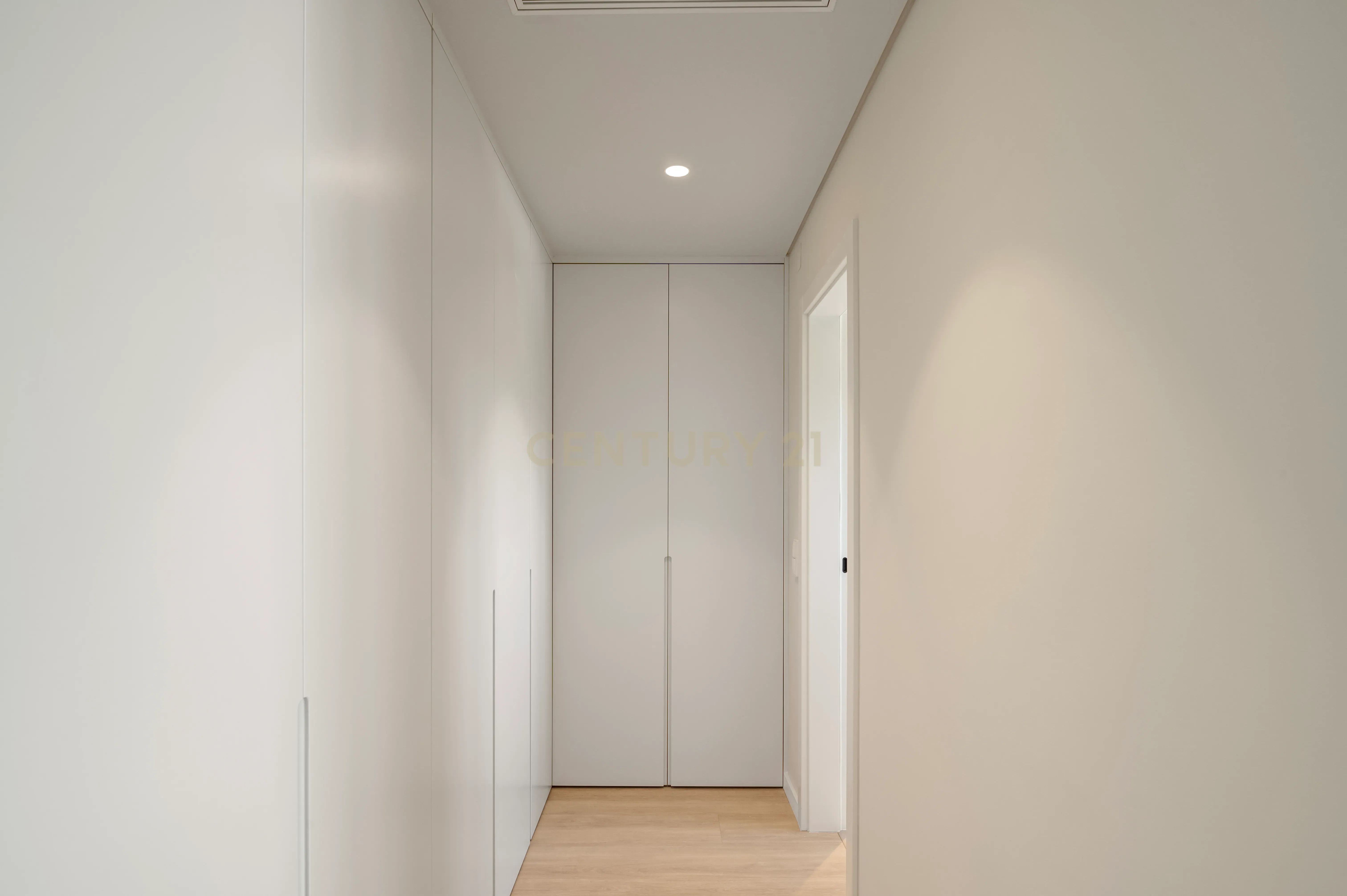 Moradia T4+2 com Piscina, Garagem e Jardim Totalmente Remodelada - Image 20