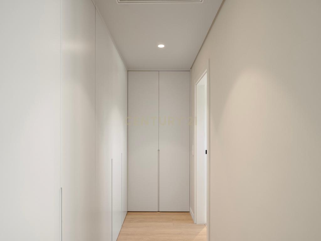 Moradia T4+2 com Piscina, Garagem e Jardim Totalmente Remodelada - Image 20