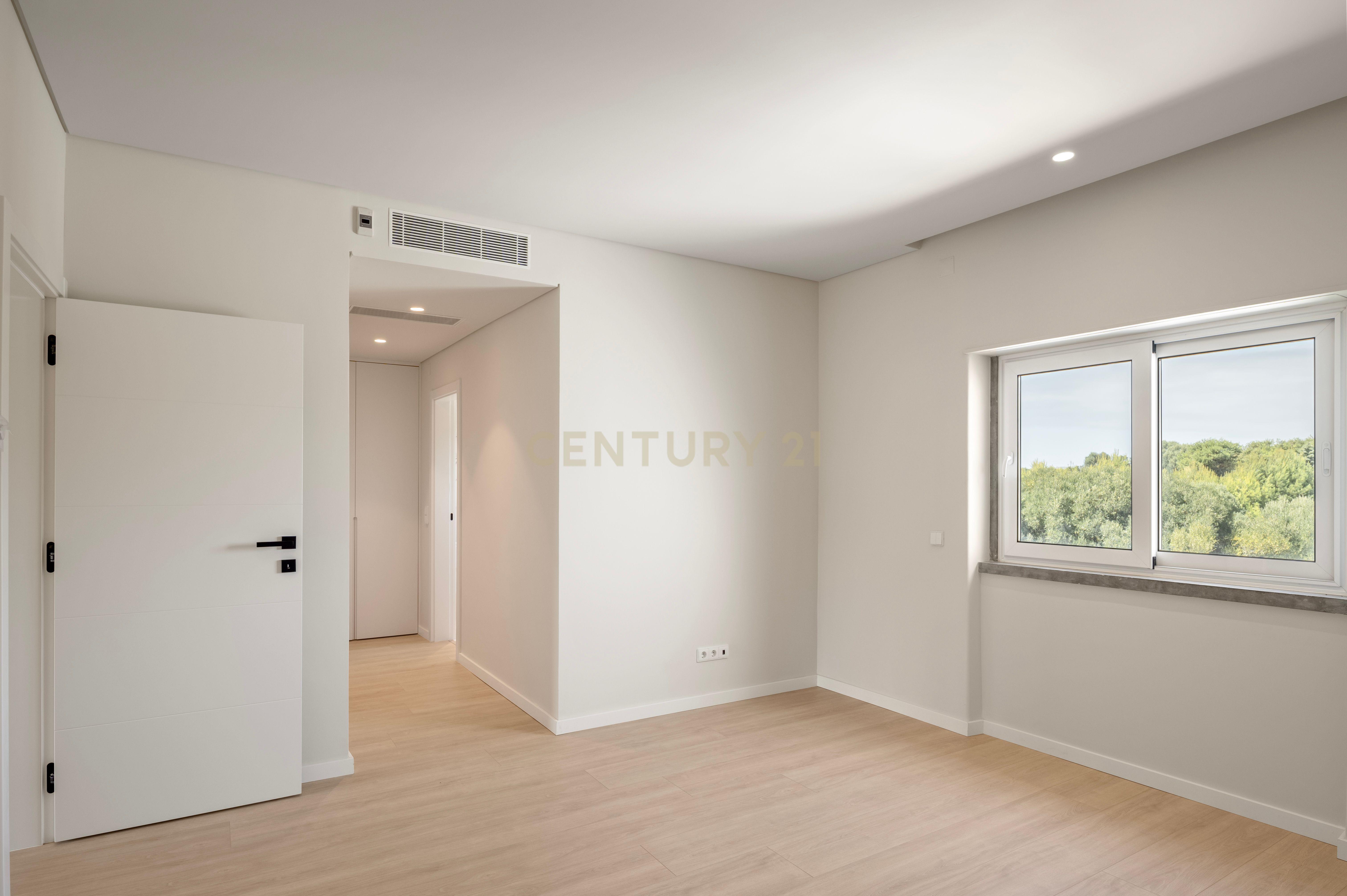 Moradia T4+2 com Piscina, Garagem e Jardim Totalmente Remodelada - Image 12