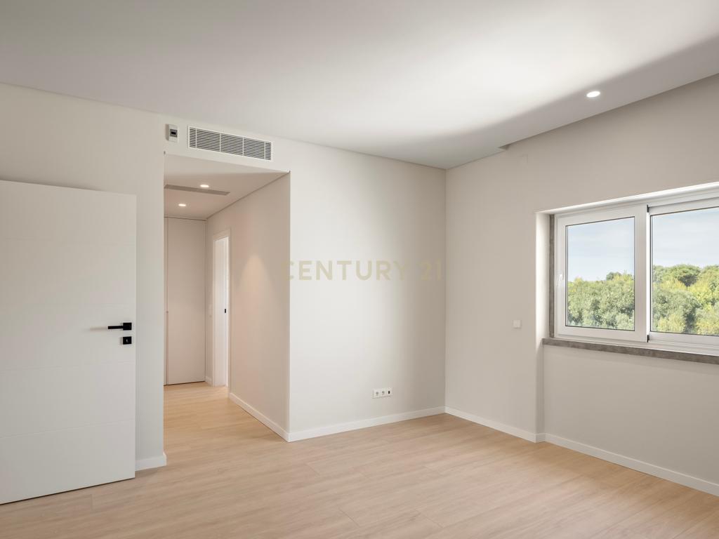 Moradia T4+2 com Piscina, Garagem e Jardim Totalmente Remodelada - Image 12