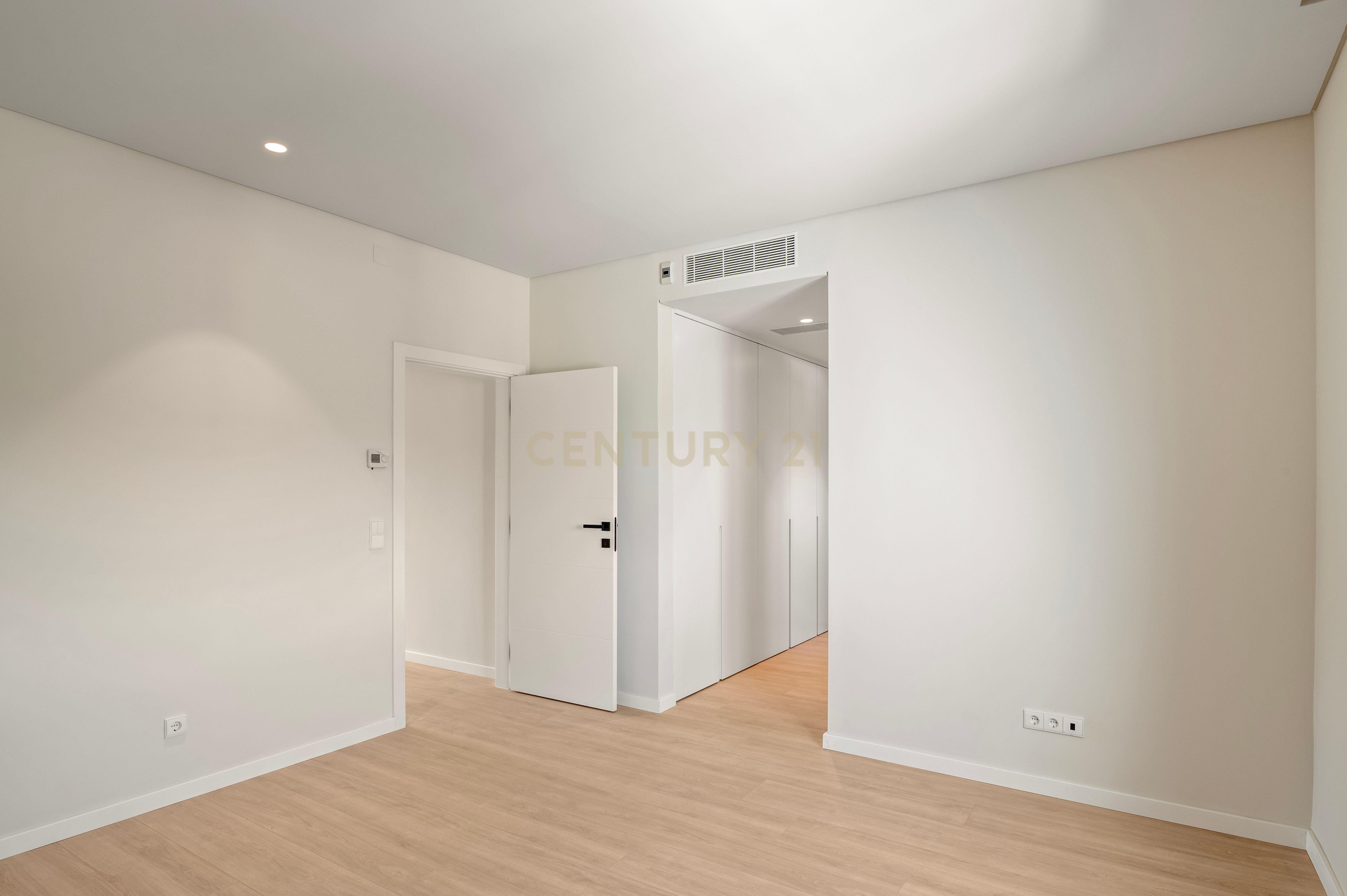 Moradia T4+2 com Piscina, Garagem e Jardim Totalmente Remodelada - Image 16
