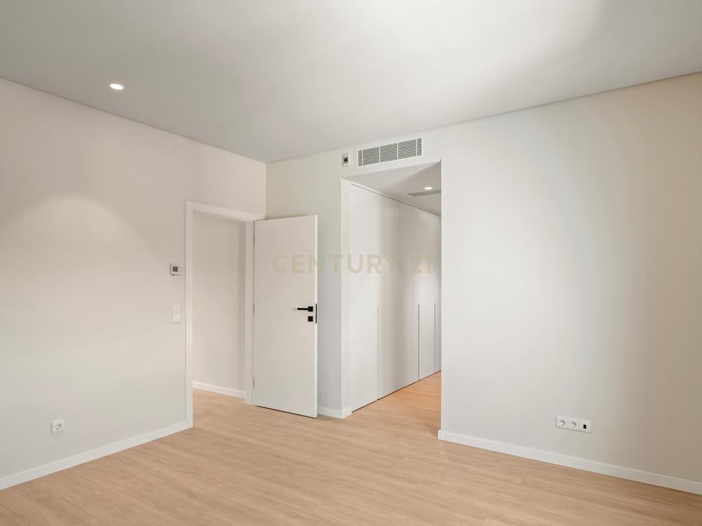 Moradia T4+2 com Piscina, Garagem e Jardim Totalmente Remodelada - Image 16