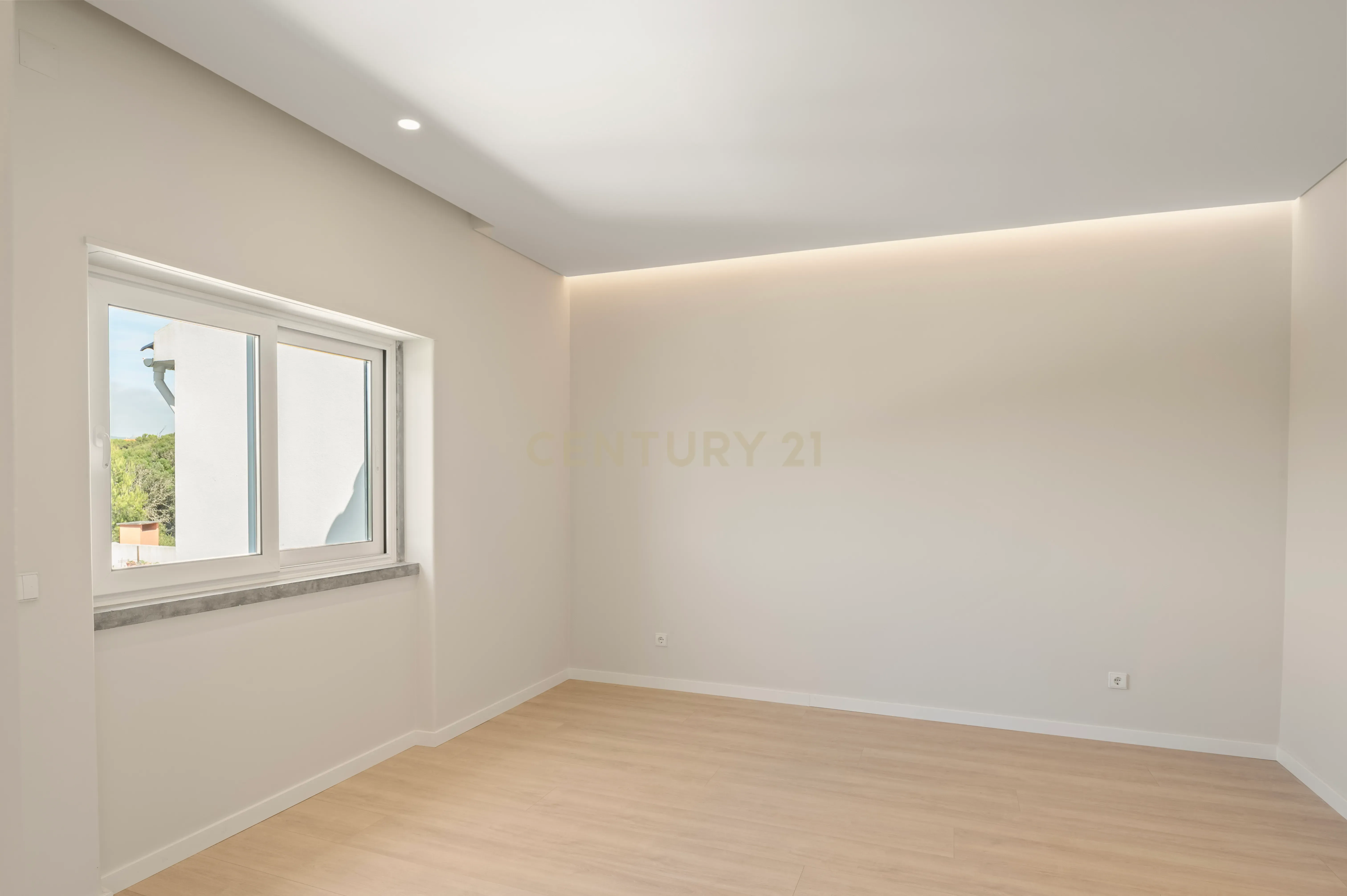 Moradia T4+2 com Piscina, Garagem e Jardim Totalmente Remodelada - Image 13