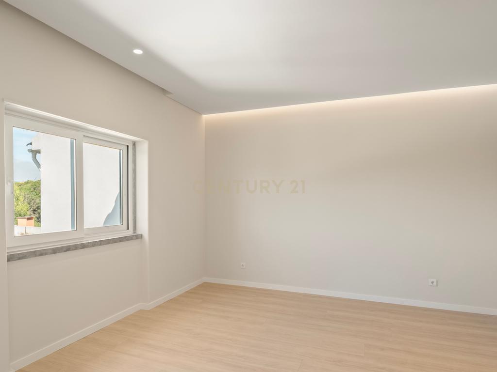 Moradia T4+2 com Piscina, Garagem e Jardim Totalmente Remodelada - Image 13