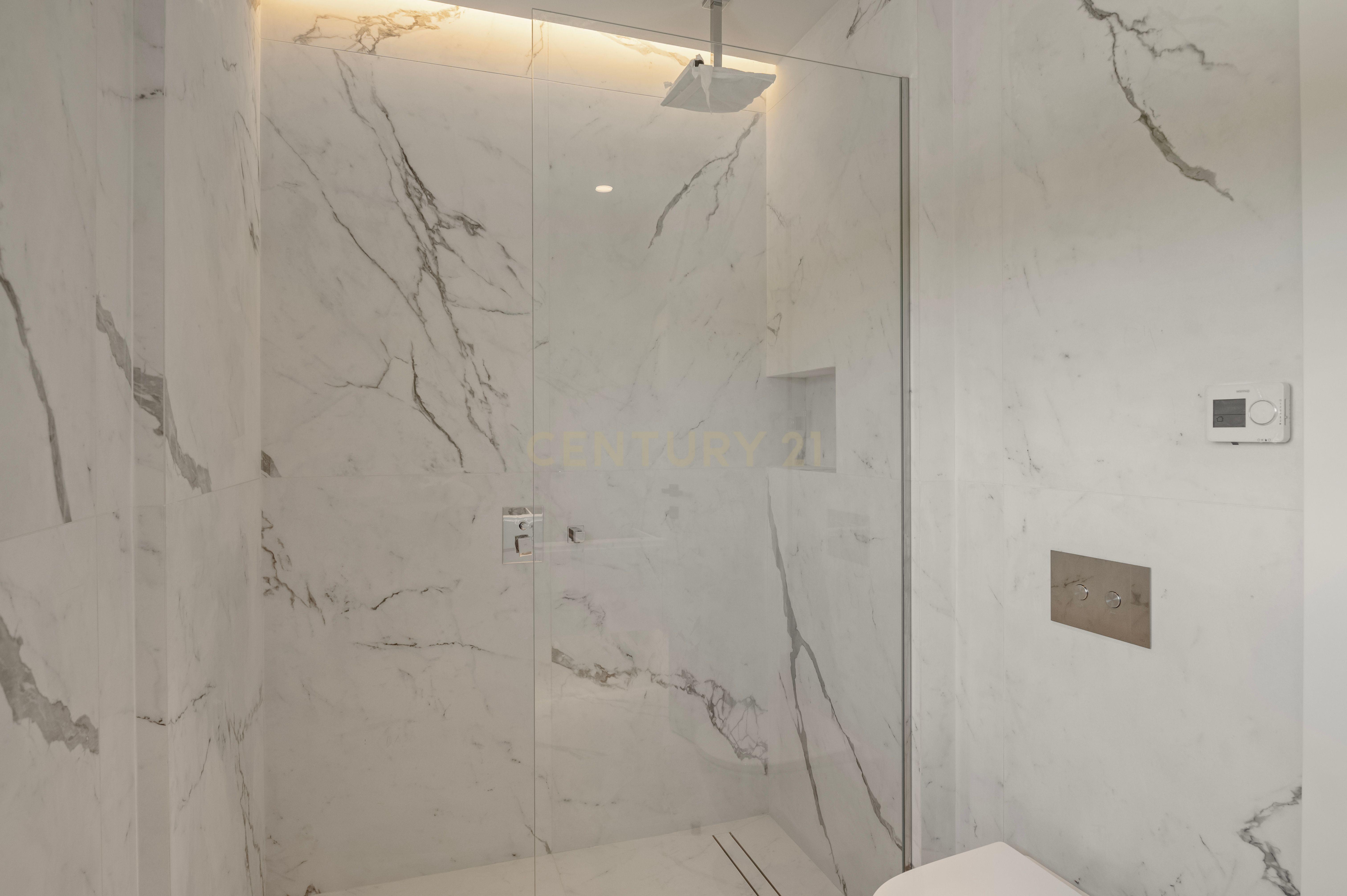 Moradia T4+2 com Piscina, Garagem e Jardim Totalmente Remodelada - Image 25