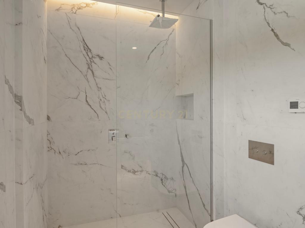 Moradia T4+2 com Piscina, Garagem e Jardim Totalmente Remodelada - Image 25