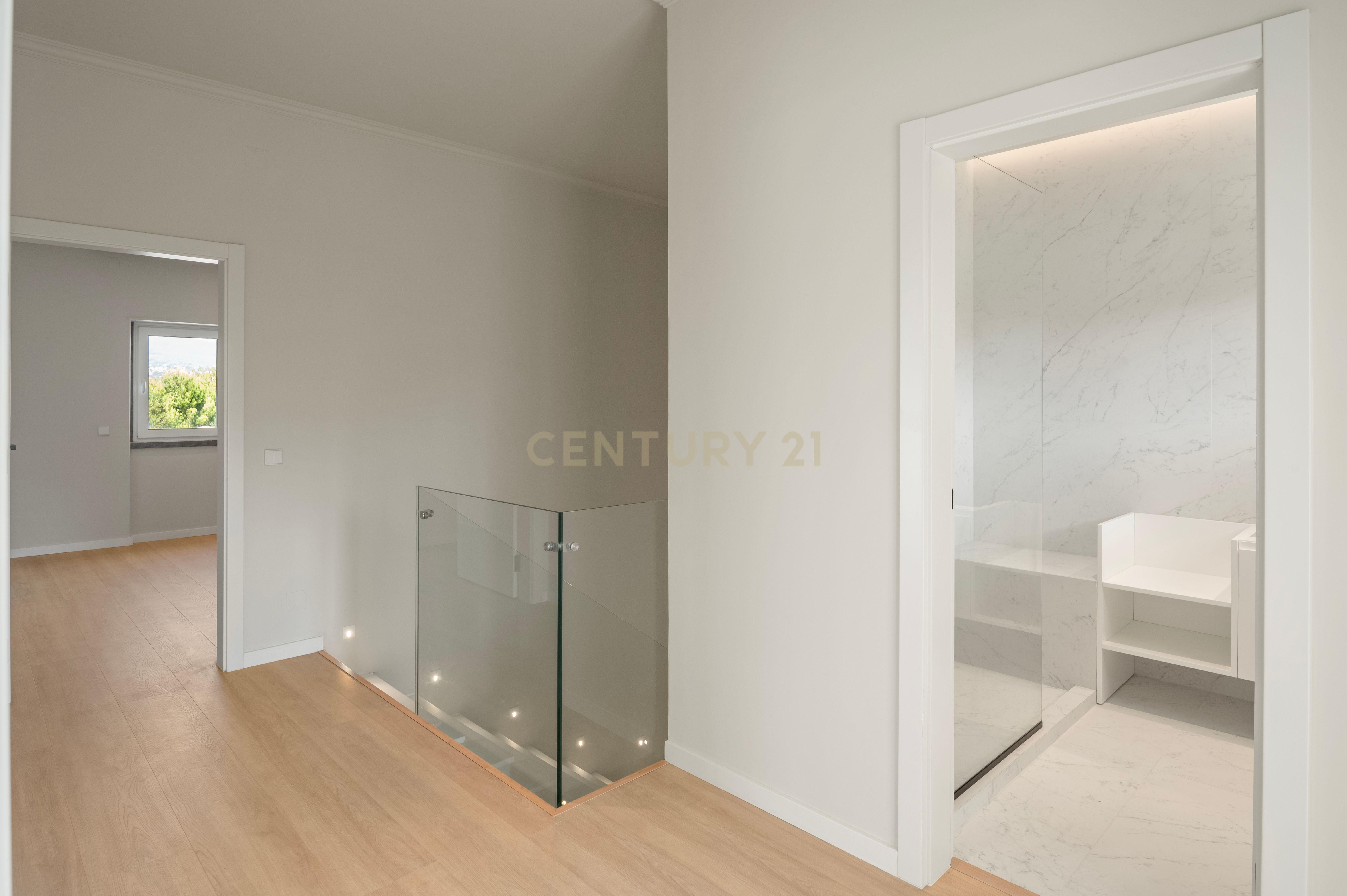 Moradia T4+2 com Piscina, Garagem e Jardim Totalmente Remodelada - Image 11