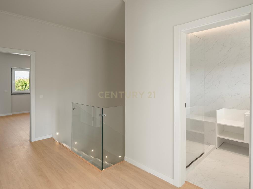 Moradia T4+2 com Piscina, Garagem e Jardim Totalmente Remodelada - Image 11