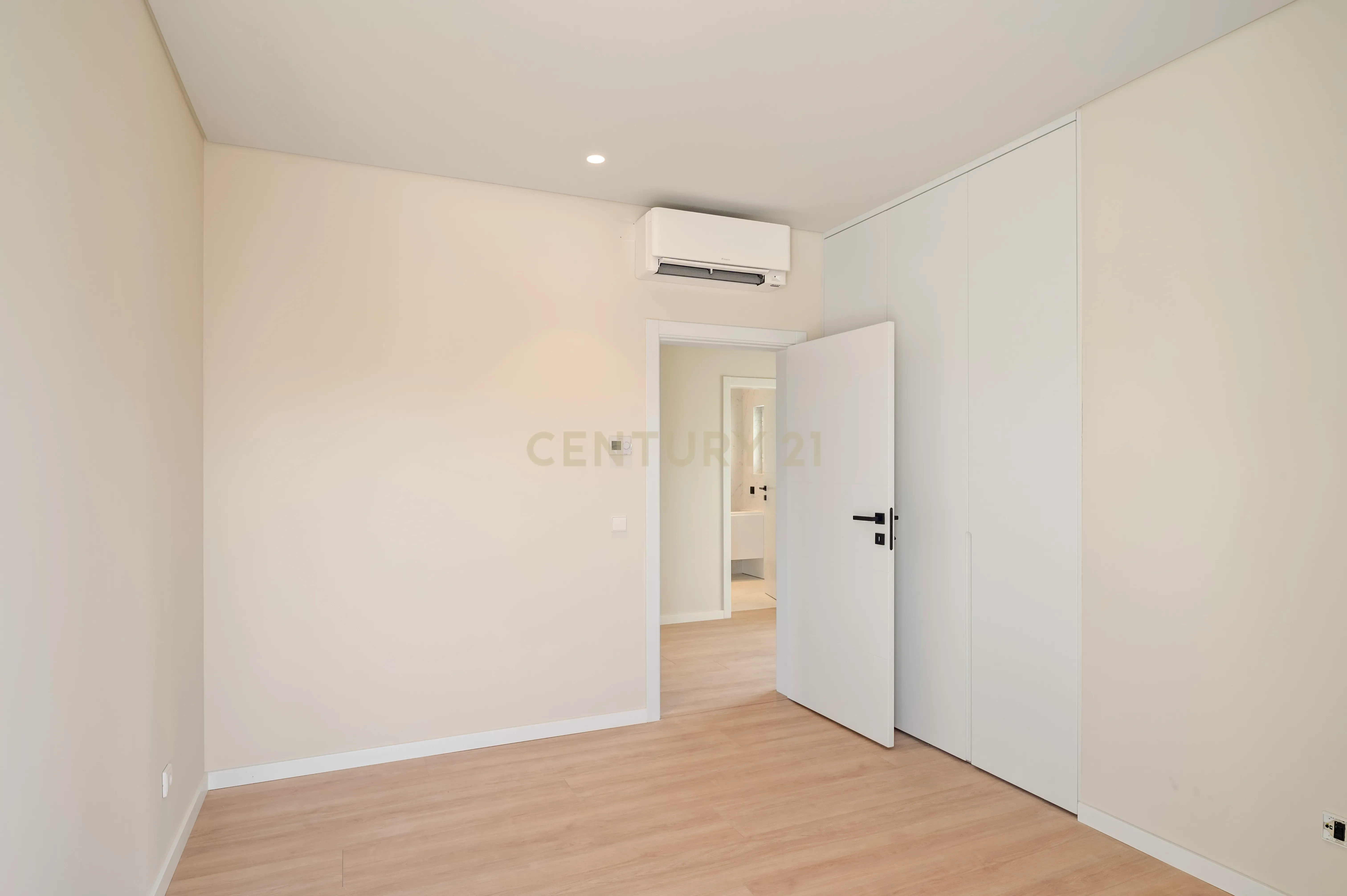 Moradia T4+2 com Piscina, Garagem e Jardim Totalmente Remodelada - Image 21