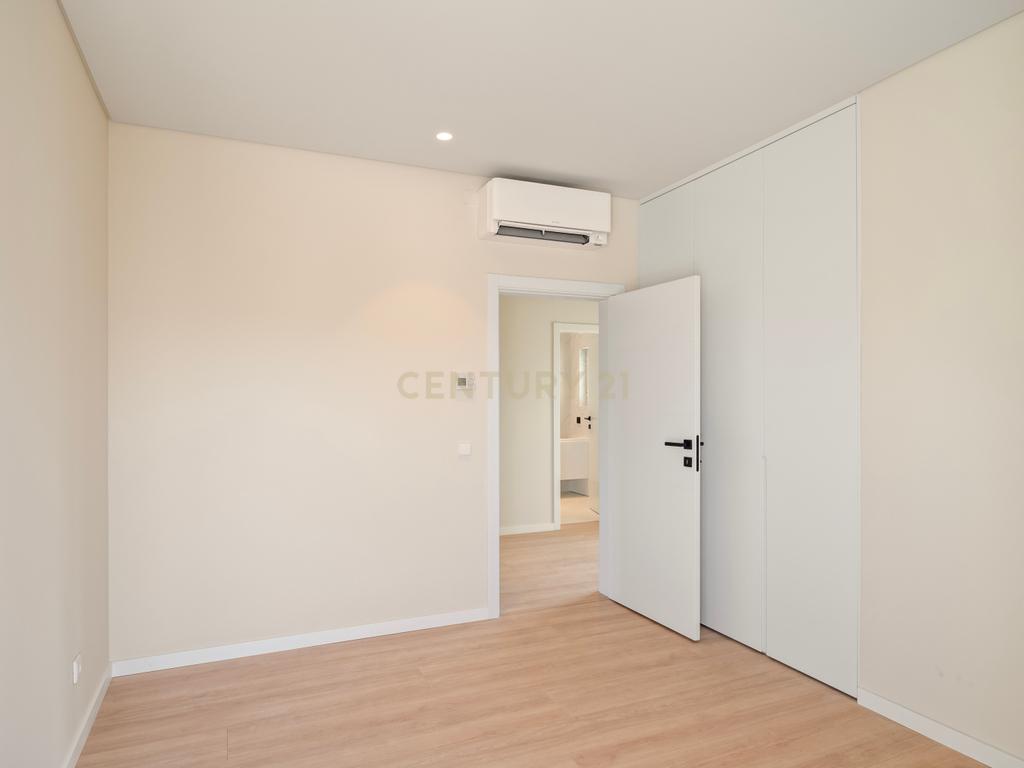 Moradia T4+2 com Piscina, Garagem e Jardim Totalmente Remodelada - Image 21