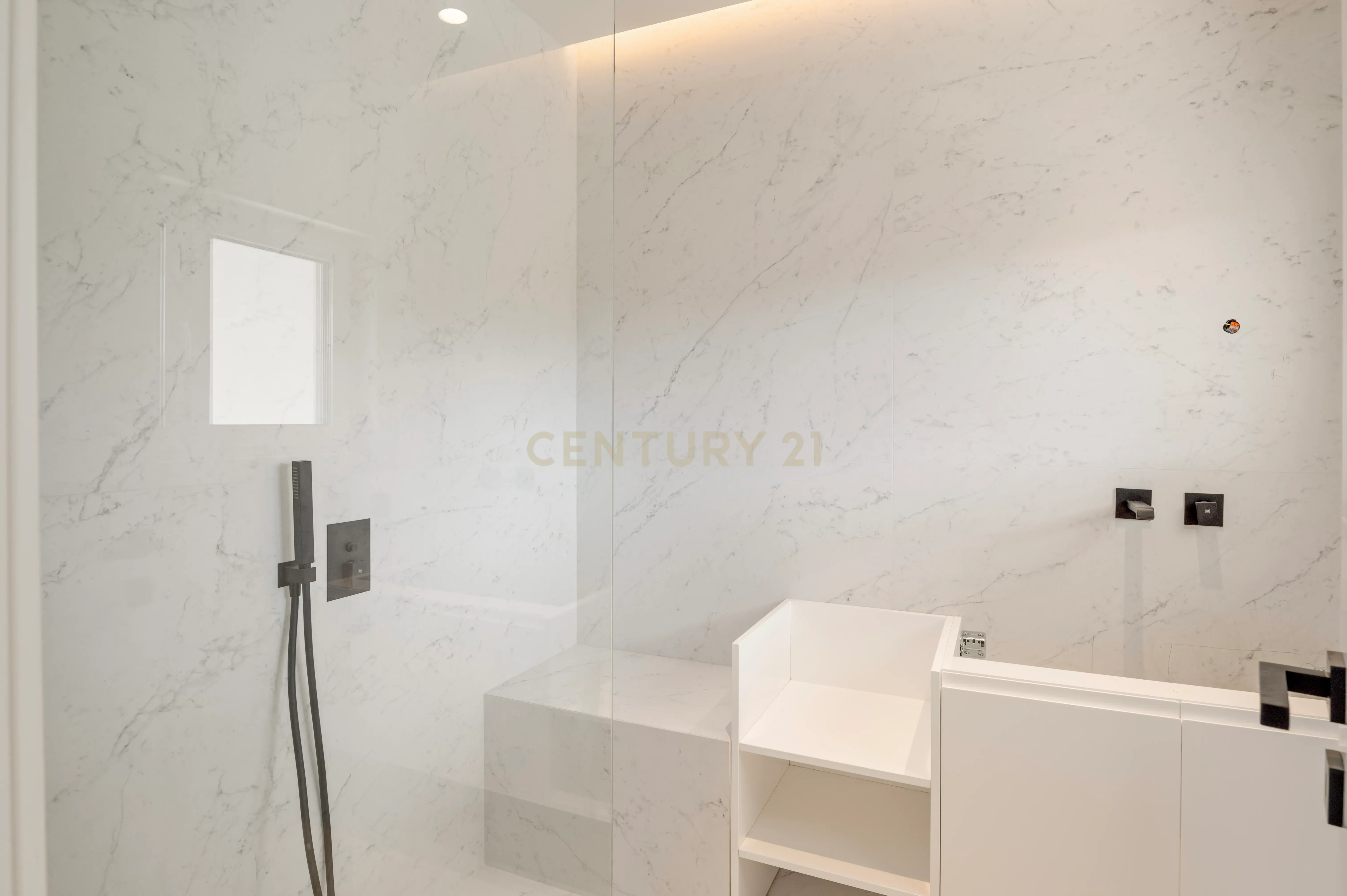 Moradia T4+2 com Piscina, Garagem e Jardim Totalmente Remodelada - Image 24